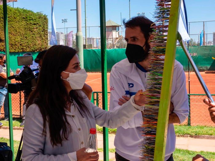 Reconvierten raquetas y pelotas de tenis en desuso en utensilios domésticos
