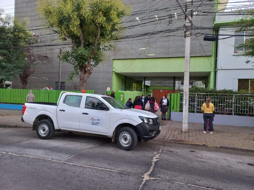 Imagen principal: Buena recepción de la comunidad han tenido patrullajes de Seguridad Municipal tras denuncias de acoso por parte de estudiantes en Viña