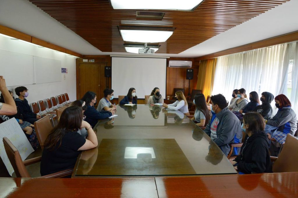 Imagen principal: Alcaldesa Macarena Ripamonti instruye trabajo colaborativo con la Dirección de Educación para abordar denuncias de maltrato hacia estudiantes