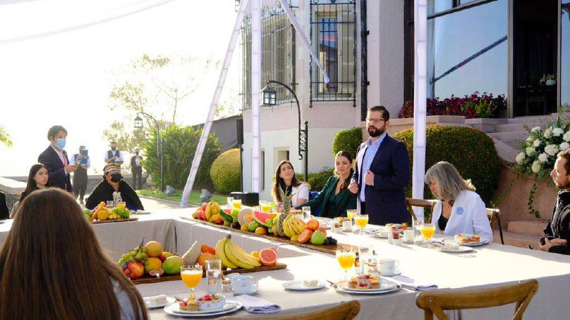 Alcaldesa Ripamonti encabezó delegación de dirigentes vecinales y sociales que participaron en desayuno con el presidente Gabriel Boric