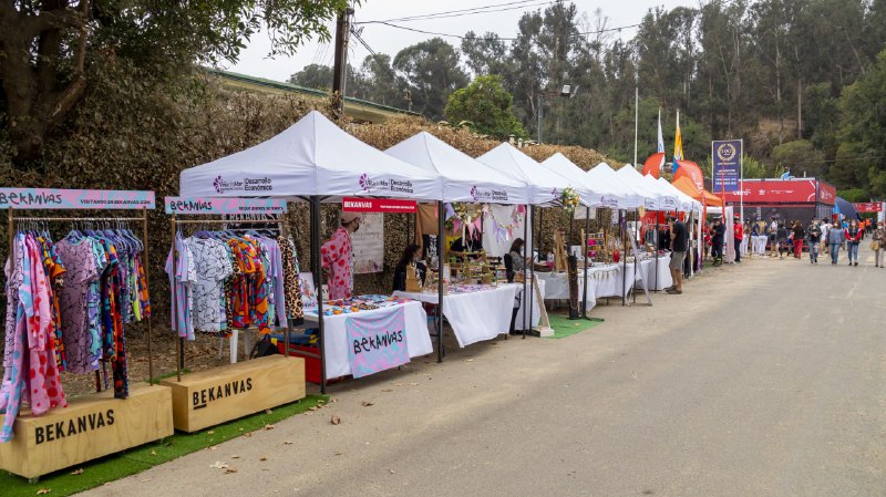 Emprendedores viñamarinos exponen y comercializan sus productos en Copa Davis