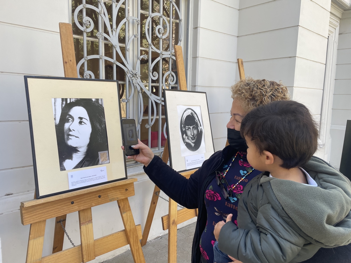 Municipio destaca aporte de la mujer al desarrollo de Viña del Mar a través de exposiciones fotográficas