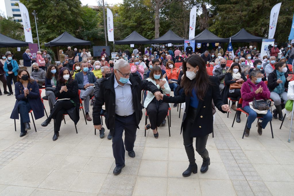 Imagen principal: Alcaldesa Macarena Ripamonti se posiciona como una de las figuras políticas mejor valoradas por la ciudadanía en encuesta CADEM