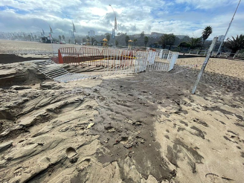 Tras  denuncias de la comunidad municipio de Viña del Mar indaga nueva afloración de hidrocarburos en playas de Las Salinas