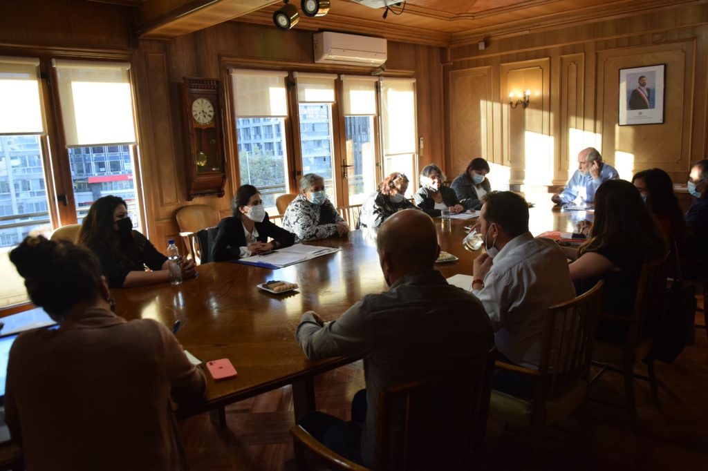 Imagen principal: Dirigentas del Campamento Manuel Bustos se reunieron junto a alcaldesa Ripamonti con Ministro de Vivienda