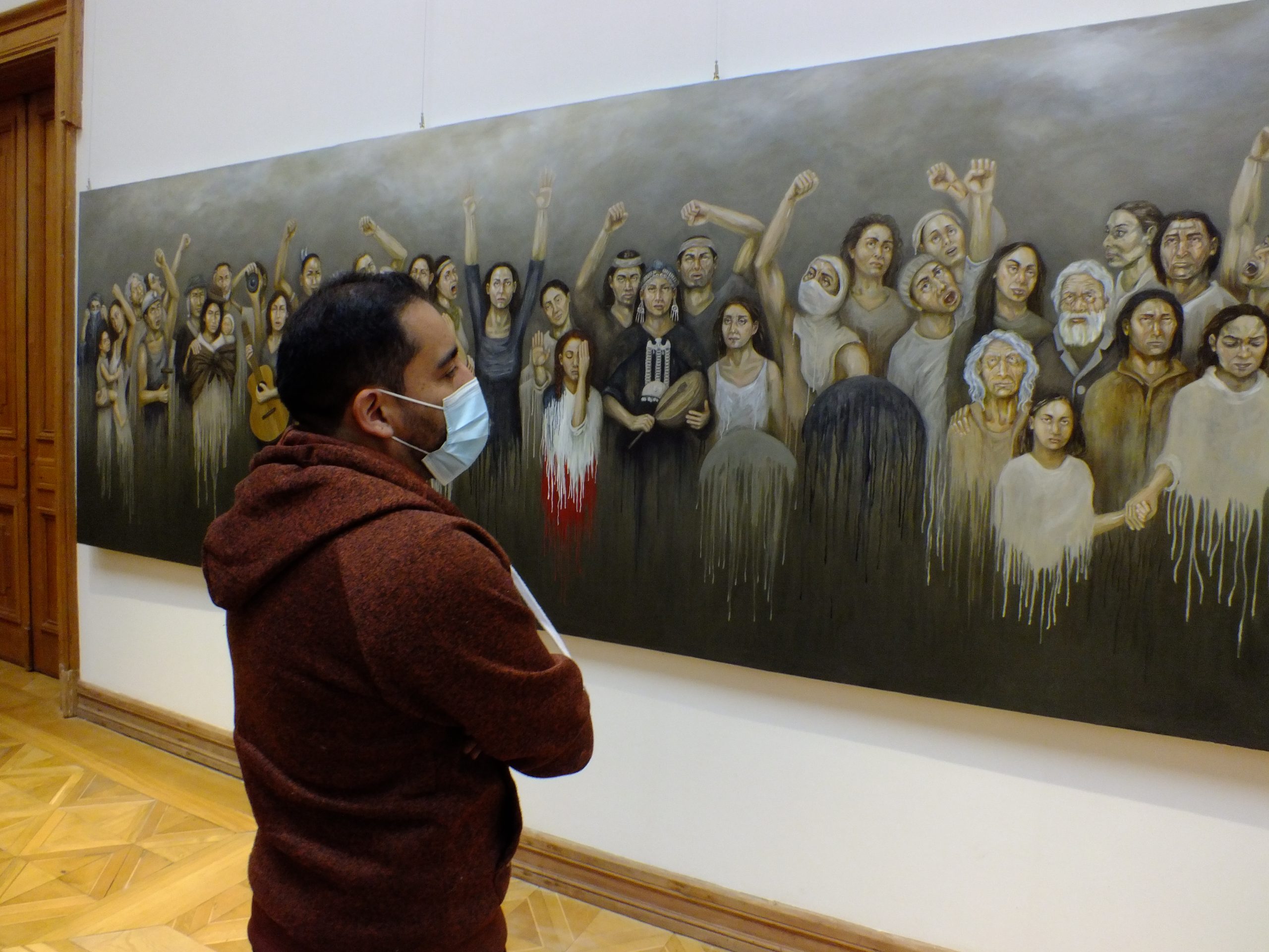 Concejal Pablo Gonzalez y la obra Retrato de un país despierto, oleo sobre tela de la artista autodidacta Keiro.