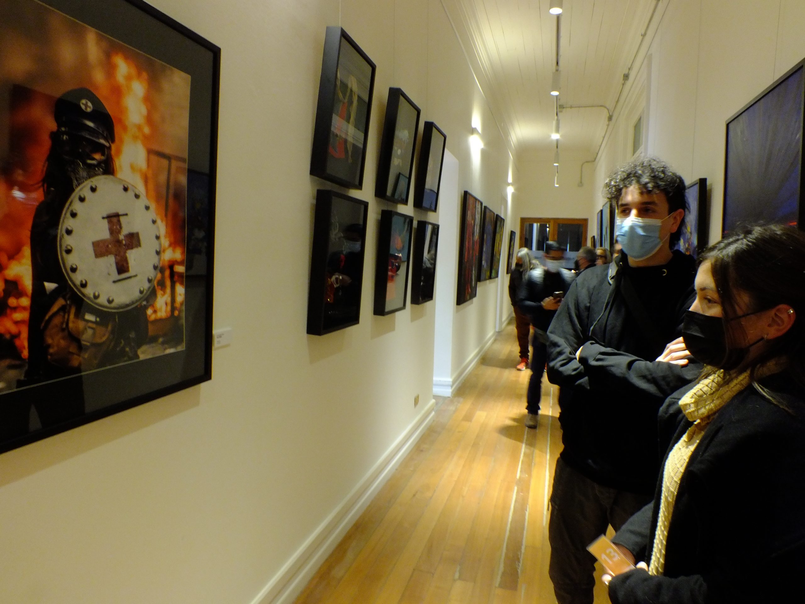 Felipe Marin y su fotografía junto a Claudia Delgado Coordinadora de Cultura del Municipio de Cuidados de Viña del Mar