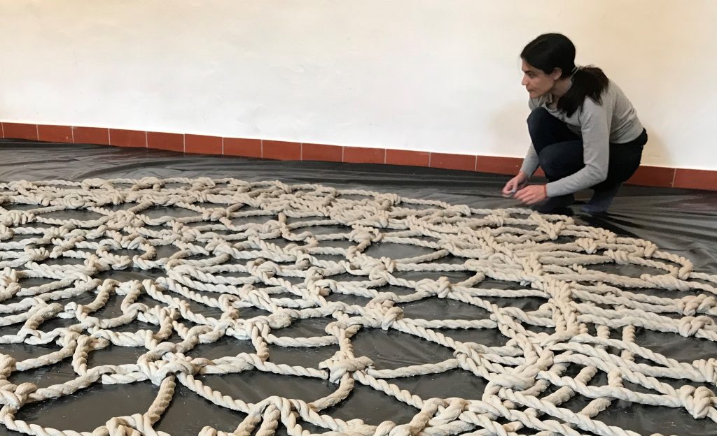 Imagen principal: Artista invita a construir un “paño a crochet” gigante en el Palacio Rioja