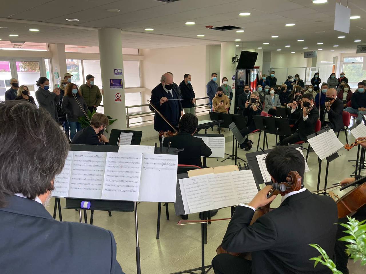 Usuarios de CESFAM Gómez Carreño se atendieron con música de orquesta en vivo