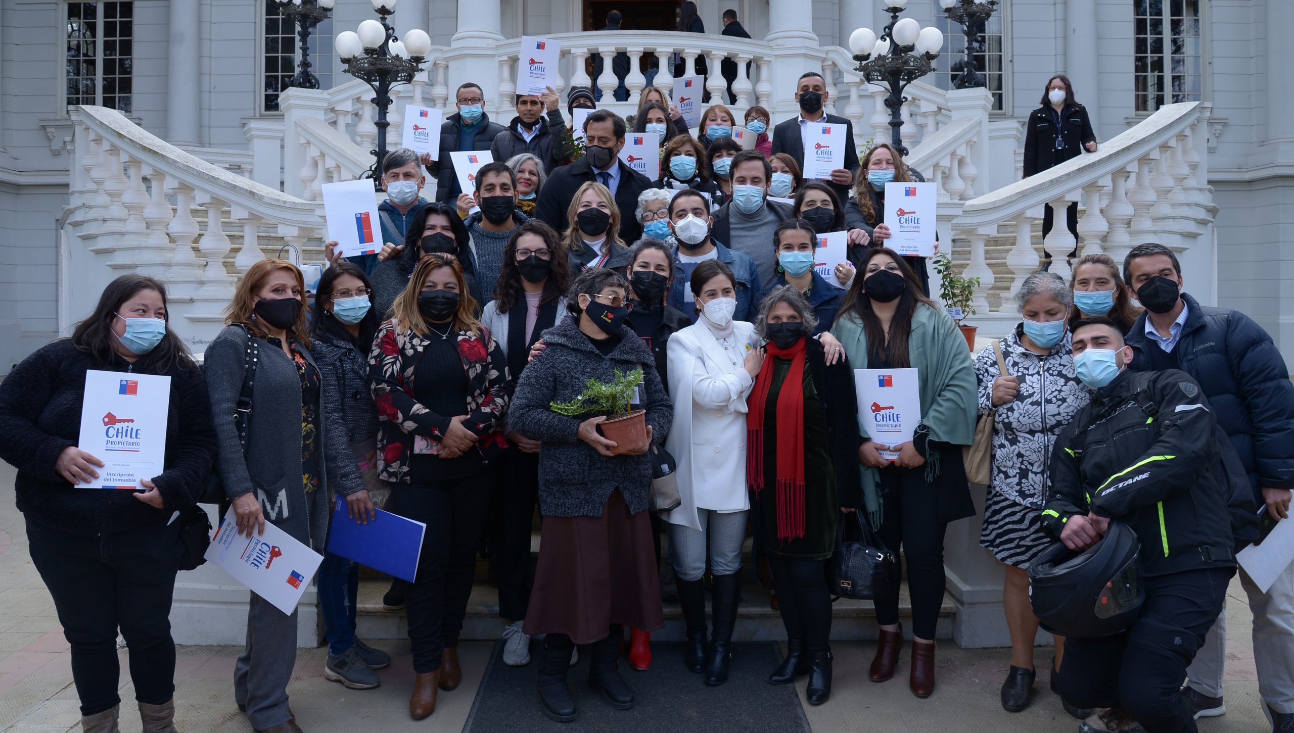 Casi 100 familias de distintos sectores de Viña del Mar reciben títulos de dominio de sus hogares