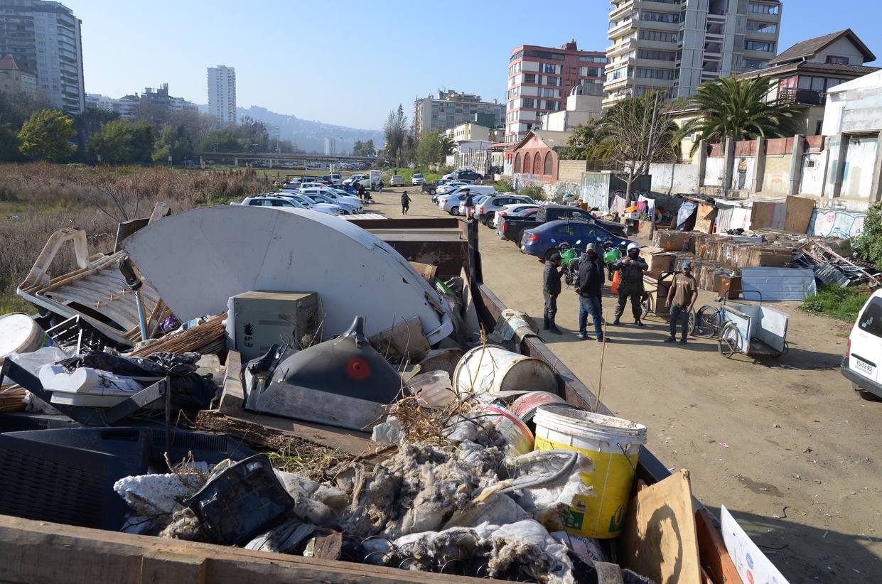 Operativo municipal permite limpieza  del estero Marga Marga tras retiro de gran cantidad de basura y residuos