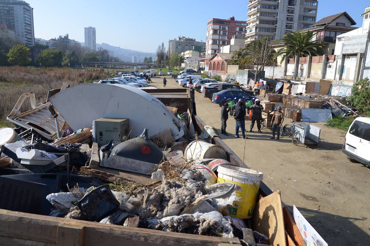 Operativo municipal permite limpieza  del estero Marga Marga tras retiro de gran cantidad de basura y residuos