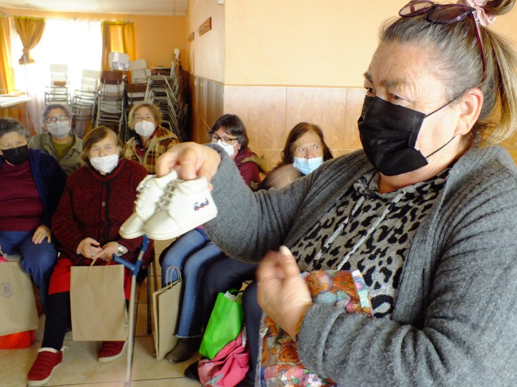 Imagen principal: Personas mayores de Viña del Mar disfrutan taller del Museo Palacio Rioja valorando su patrimonio familiar