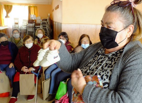 Personas mayores de Viña del Mar disfrutan taller del Museo Palacio Rioja valorando su patrimonio familiar