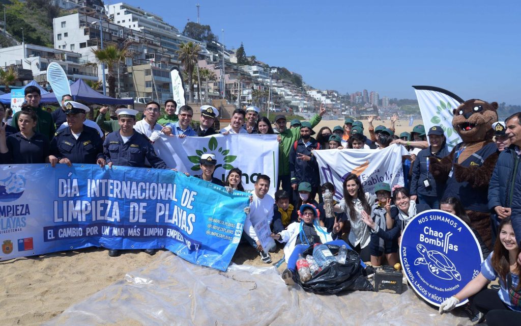 Imagen principal: Día de limpieza de playas en Viña del Mar: realizan actividad educativa para generar conciencia sobre el cuidado de los océanos