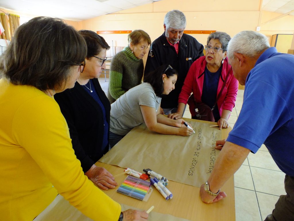 Imagen principal: Personas mayores de Gómez Carreño valoran su historia en comunidad a través de taller de vinculación realizado por Museo Palacio Rioja