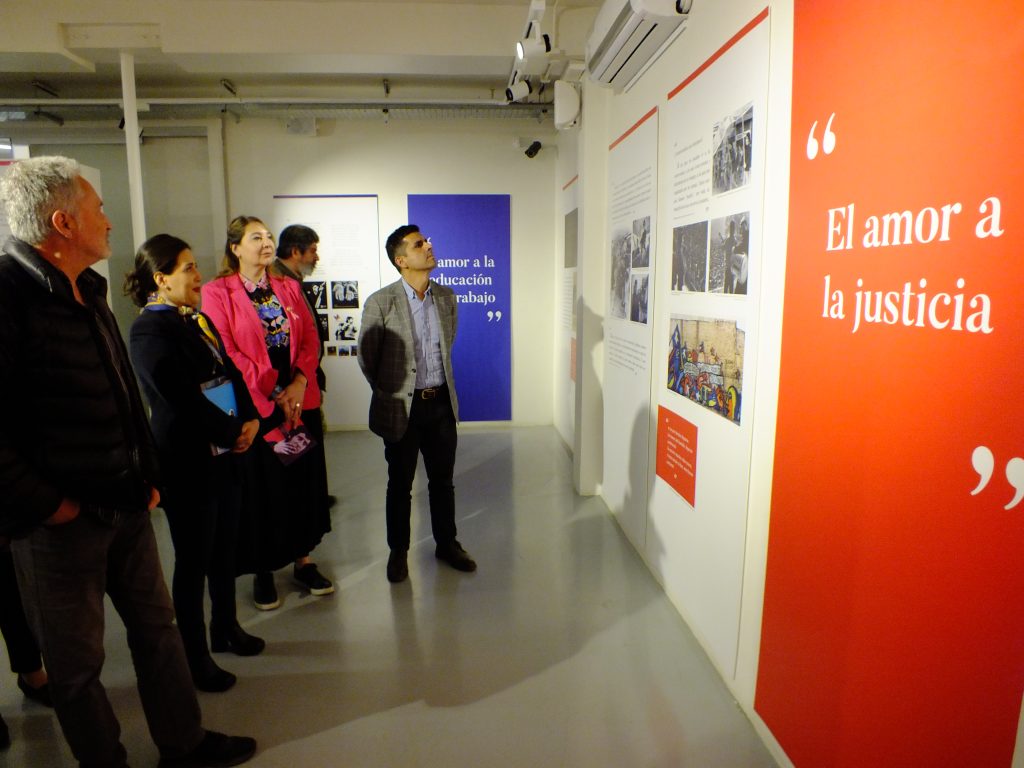 Imagen principal: Alcaldesa Ripamonti inaugura exposición que aborda vida y obra de Víctor Jara en Palacio Rioja