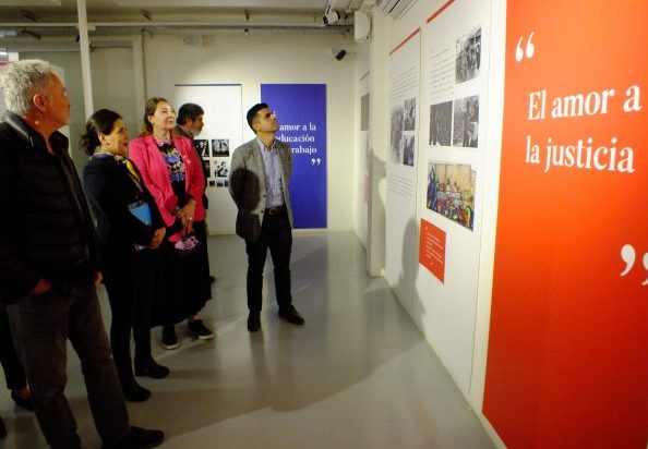 Alcaldesa Ripamonti inaugura exposición que aborda vida y obra de Víctor Jara en Palacio Rioja