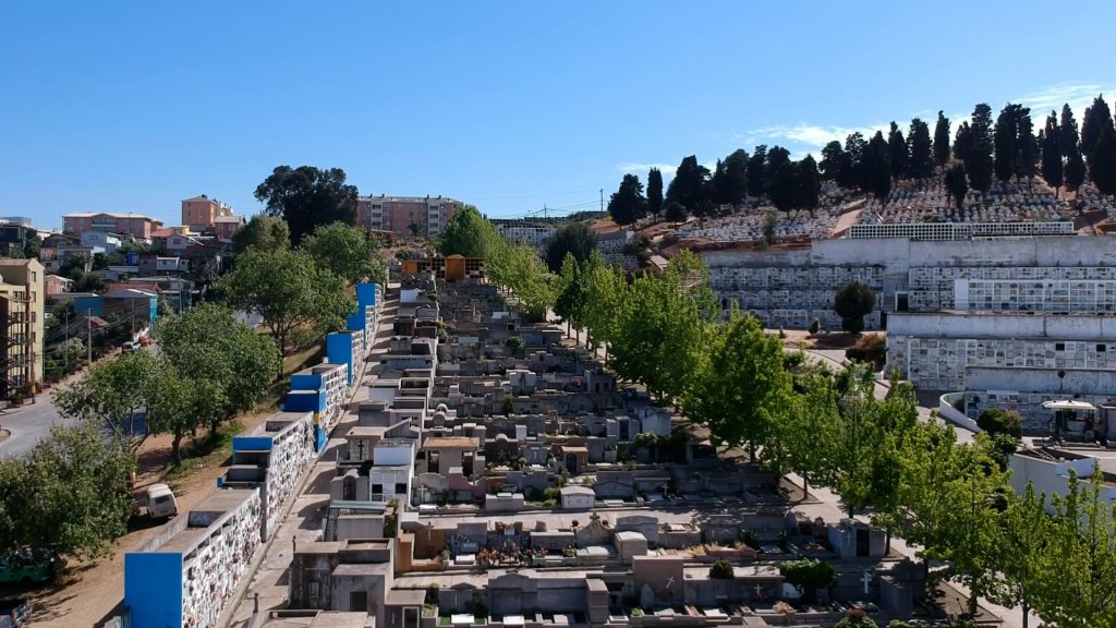 Imagen principal: Cementerio Santa Inés se prepara para recibir a visitantes durante fin de semana largo de festividades