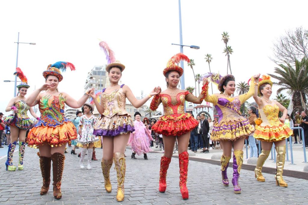 Imagen principal: Pasacalle del Festival Cultural de Viña del Mar llenó de música, arte y colorido las calles de la ciudad