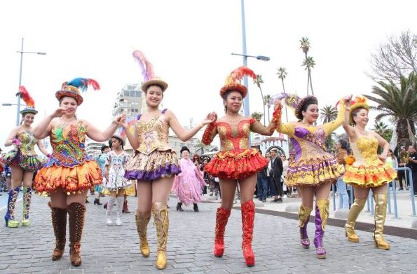 Pasacalle del Festival Cultural de Viña del Mar llenó de música, arte y colorido las calles de la ciudad