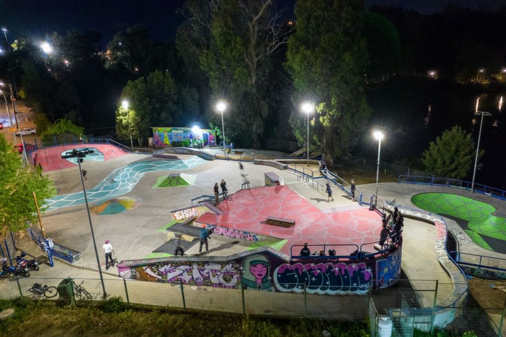 Imagen principal: Skatepark Viña del Mar: con nueva imagen y luminaria para mayor seguridad reimpulsan clases gratuitas