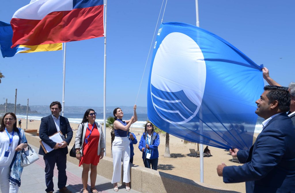 Imagen principal: Certifican con calidad de sostenibilidad “Blue flag” a playa del 5° sector de Reñaca