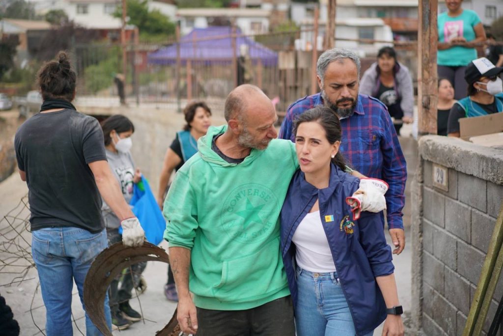 Imagen principal: Alcaldesa Ripamonti encabeza plan logístico para avanzar con el retiro de escombros y distribución de ayuda