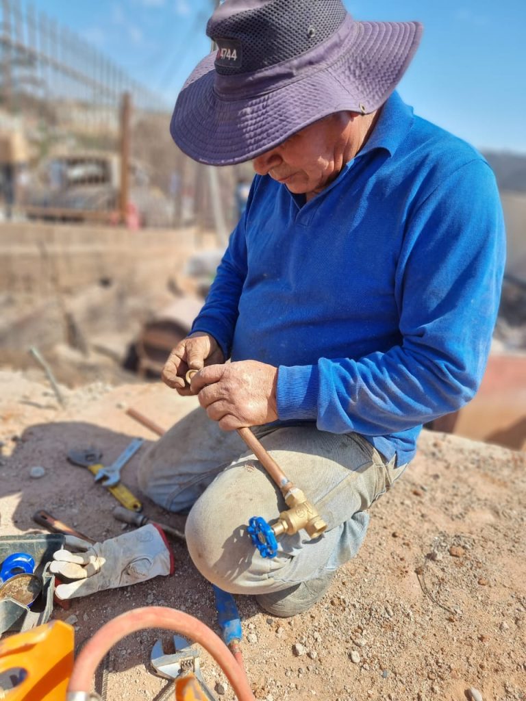 Imagen principal: Municipio de Viña del Mar y ESVAL  realizan trabajo conjunto para ayudar a familias afectadas por incendio
