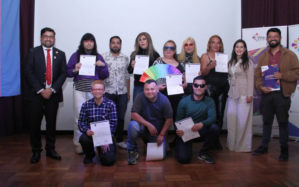 Imagen principal: Personas trans de Viña del Mar recibieron becas de estudio a través de inédito convenio entre el Municipio e Instituto AIEP