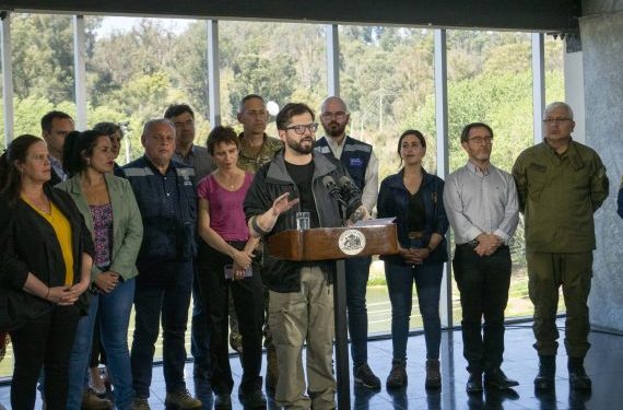 Presidente Boric comprometió recursos para superar incendio en Viña del Mar y apoyar a familias damnificadas