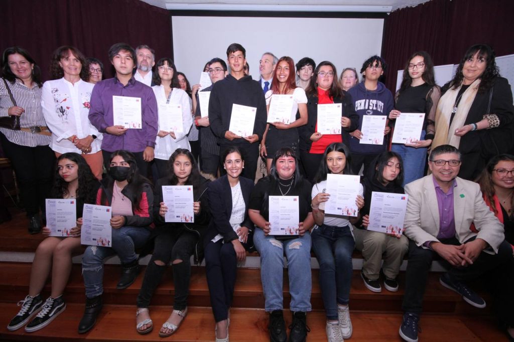 Imagen principal: Estudiantes de Liceo Benjamín Vicuña Mackenna se certificaron en programa de turismo, hotelería y gastronomía