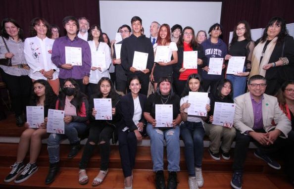 Estudiantes de Liceo Benjamín Vicuña Mackenna se certificaron en programa de turismo, hotelería y gastronomía