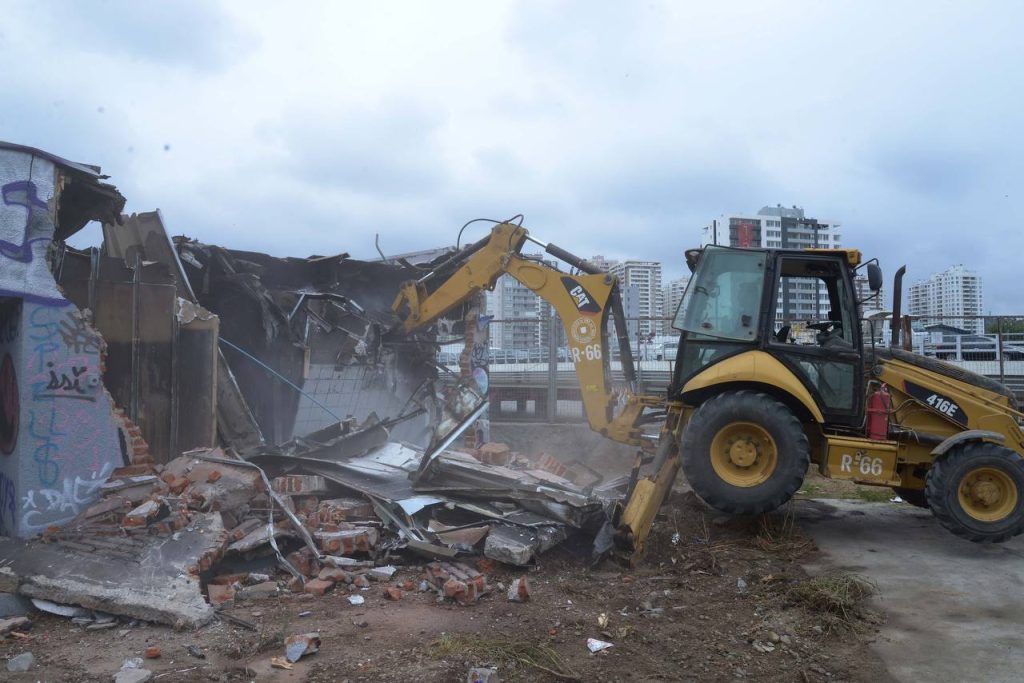 Imagen principal: Municipio de Viña del Mar demuele estructura abandonada que era foco de delincuencia en uno norte con los castaños