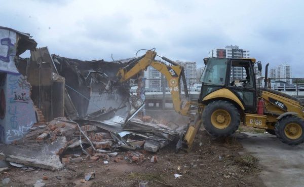 Municipio de Viña del Mar demuele estructura abandonada que era foco de delincuencia en uno norte con los castaños