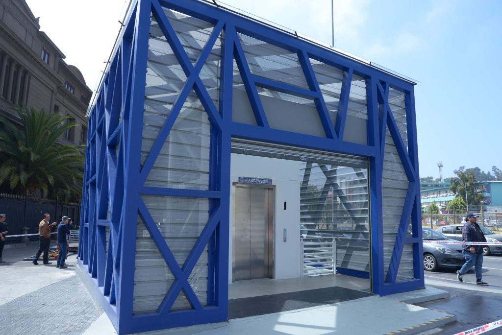 Imagen principal: Reponen cúpula de acceso peatonal a estacionamientos subterráneos de Plaza Sucre