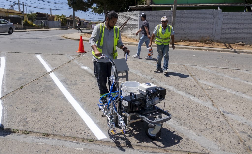Imagen principal: Municipio de Viña del Mar refuerza demarcación vial con nueva maquinaria
