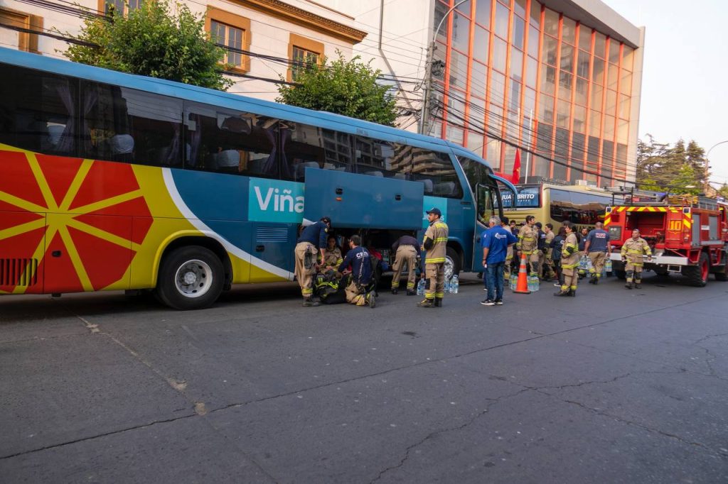 Imagen principal: Municipio de Viña del Mar dispuso transporte para viaje de equipo de emergencia y bomberos en apoyo a zona afectada por incendios forestales