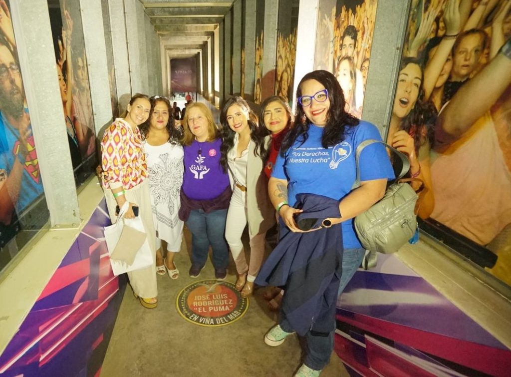 Imagen principal: Alcaldesa Ripamonti asiste acompañada de comunidad de personas cuidadoras a segunda jornada del Festival de Viña