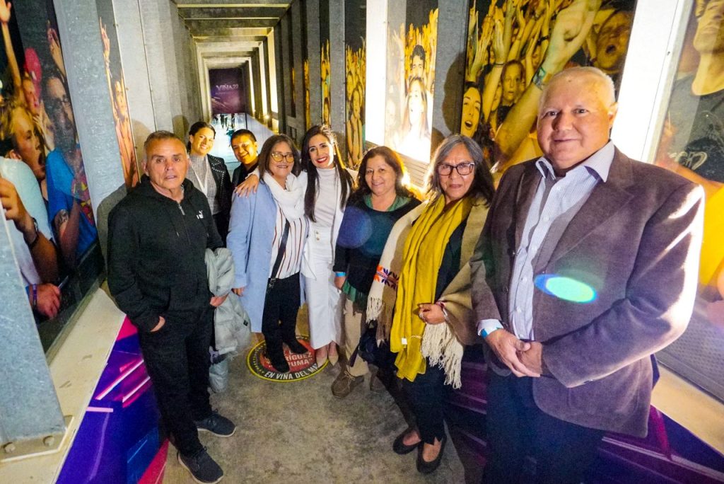 Imagen principal: Acompañada de dirigentas y dirigentes vecinales de diferentes  sectores de Viña, alcaldesa Ripamonti asiste a tercera noche de festival