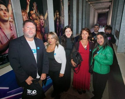 Alcaldesa Ripamonti asiste junto a comunidad de la reconstrucción del incendio de Viña a primera noche del Festival 