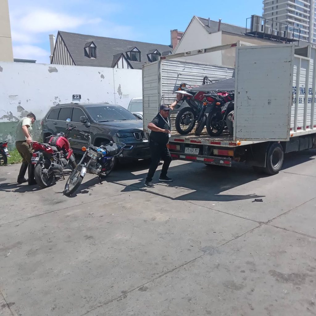 Imagen principal: Municipio traslada motocicletas al parqueadero comunal para liberar espacio en Prefectura de Viña del Mar y  continuar con decomisos de comercio ilegal