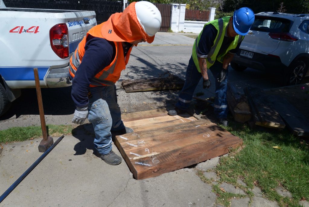 Imagen principal: Seguridad vial: Municipio de Viña del Mar avanza en reposición de tapas de cauces y cámaras de servicio