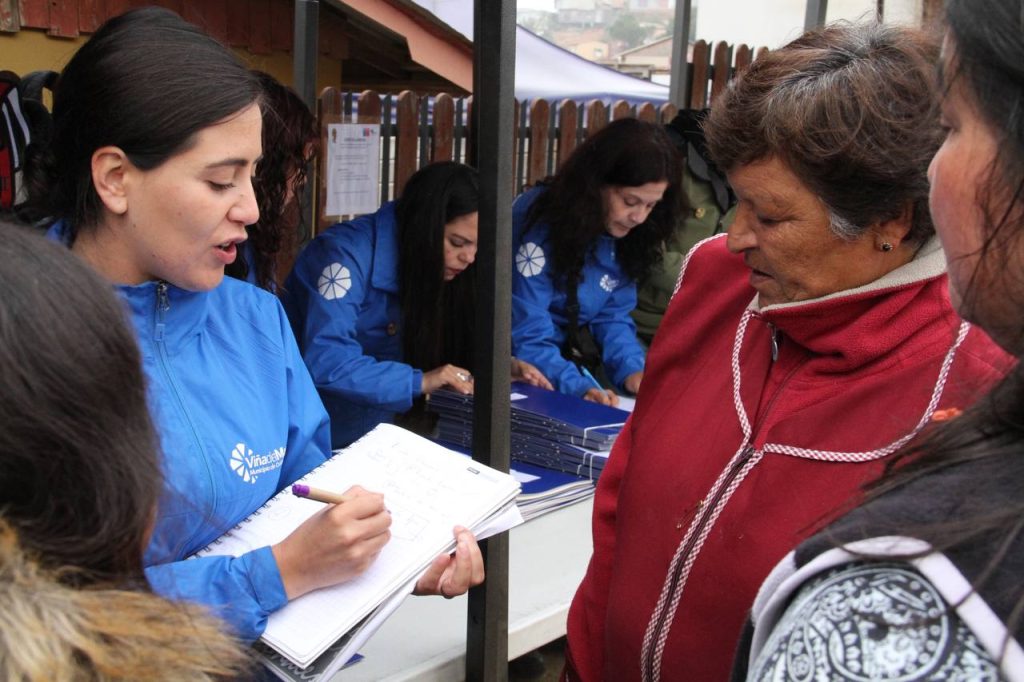 Imagen principal: Etapa de reconstrucción en Viña:  vecinos recuperan sus títulos de dominio perdidos en el megaincendio