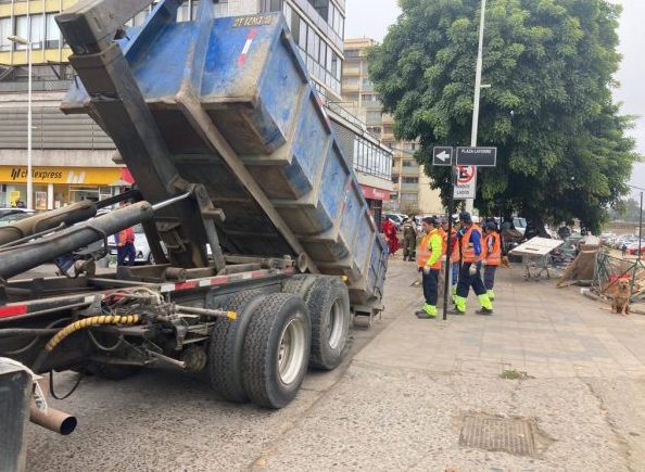 Continúa plan de recuperación del espacio público: Municipio de Viña del Mar realizó operativo de limpieza de acera y calzada en estero y sector del Puente Libertad