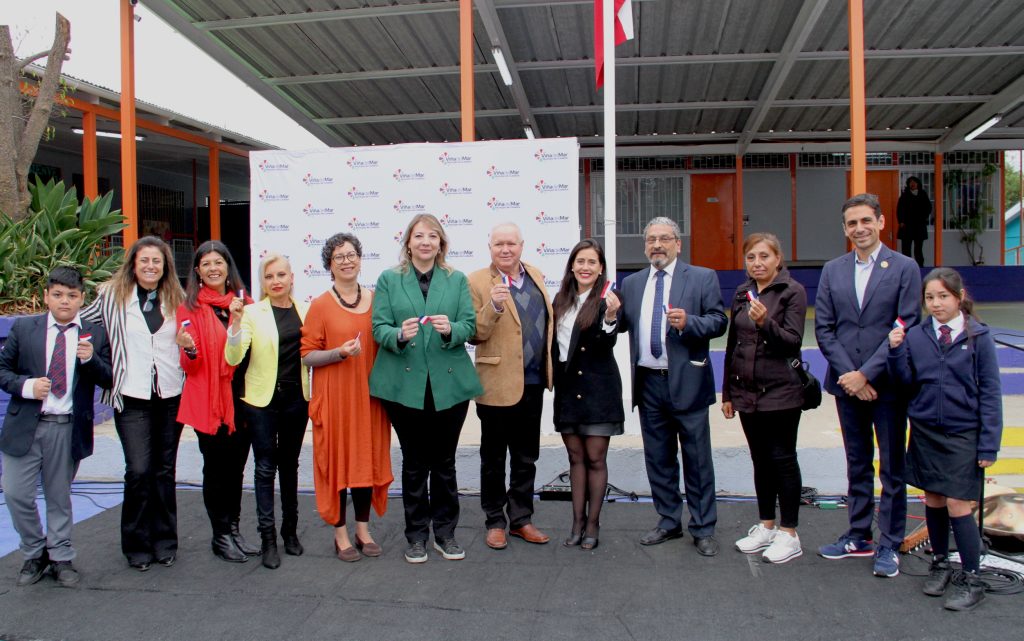 Imagen principal: Alcaldesa Ripamonti inauguró nuevas obras de escuela Enrique Cárdenas y dio inicio al año escolar en Viña del Mar