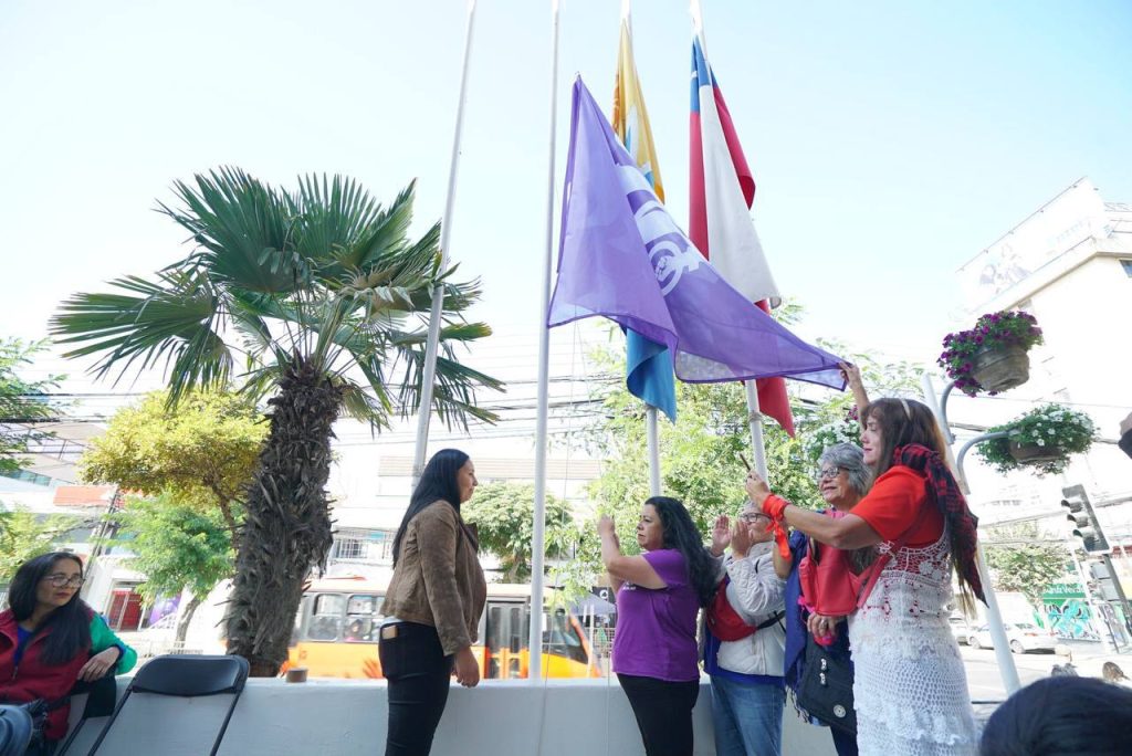 Imagen principal: Con el izamiento de la bandera morada, municipio de Viña del Mar inició conmemoración del Mes de la Mujer