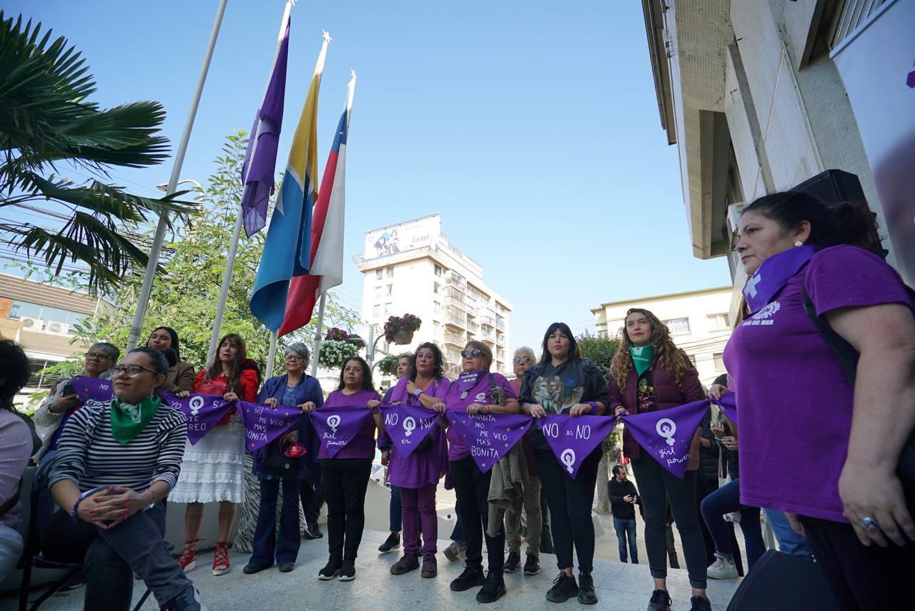 Izamiento bandera morada, Día de la mujer