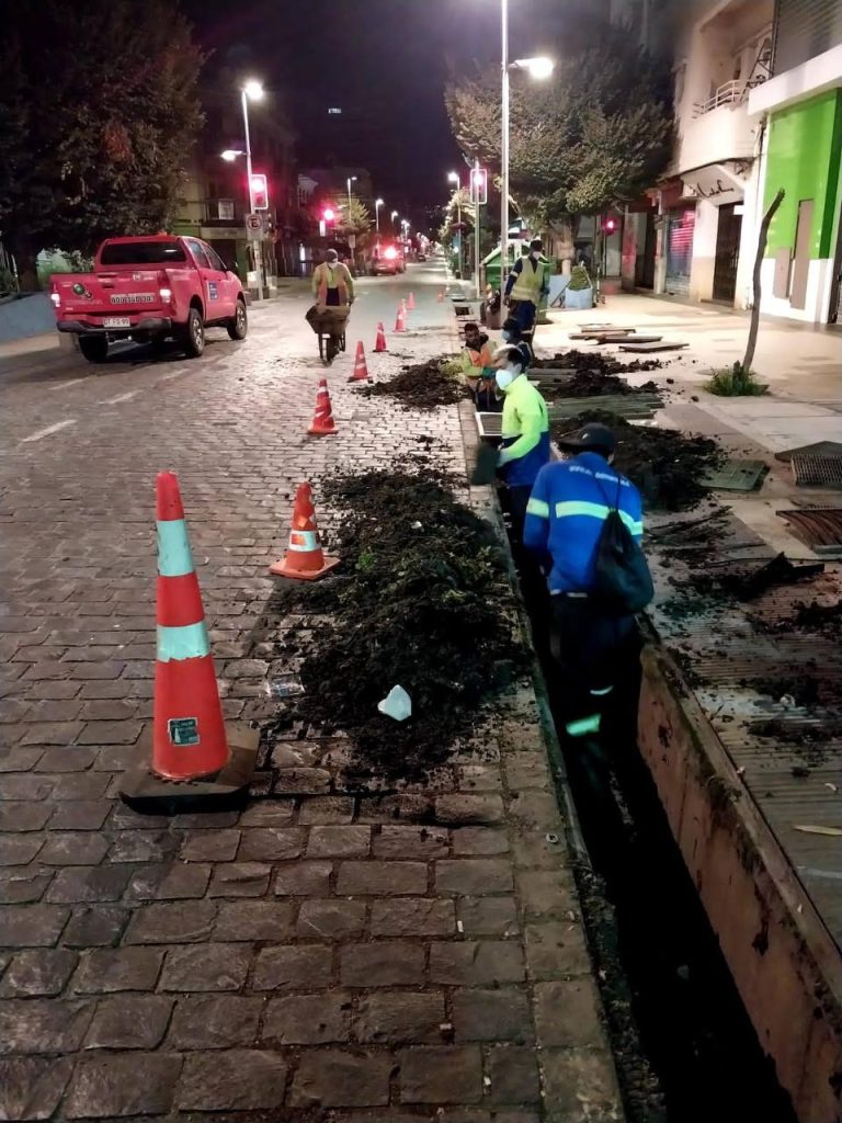 Imagen principal: Municipio de Viña del Mar refuerza limpieza de canaletas de calle Valparaíso con operativos nocturnos y retira dos toneladas de residuos