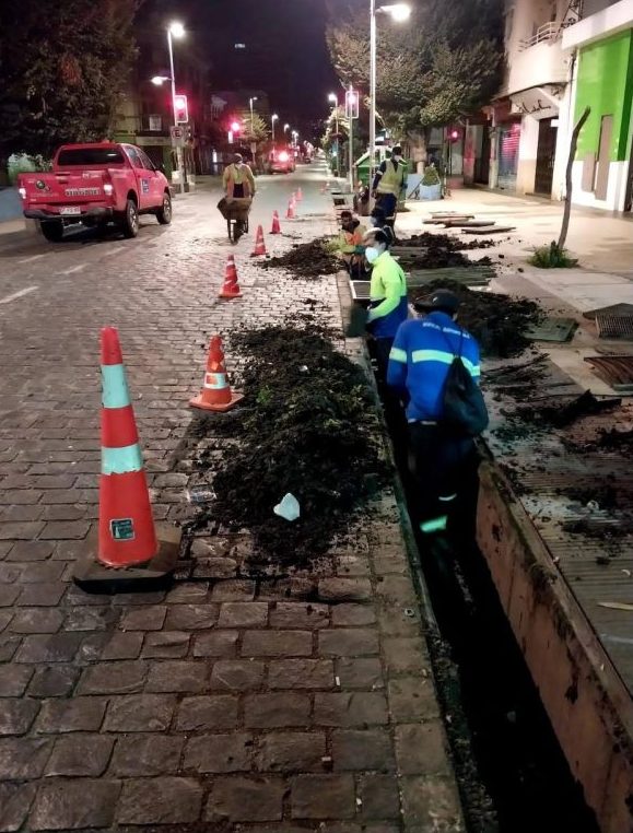 Municipio de Viña del Mar refuerza limpieza de canaletas de calle Valparaíso con operativos nocturnos y retira dos toneladas de residuos